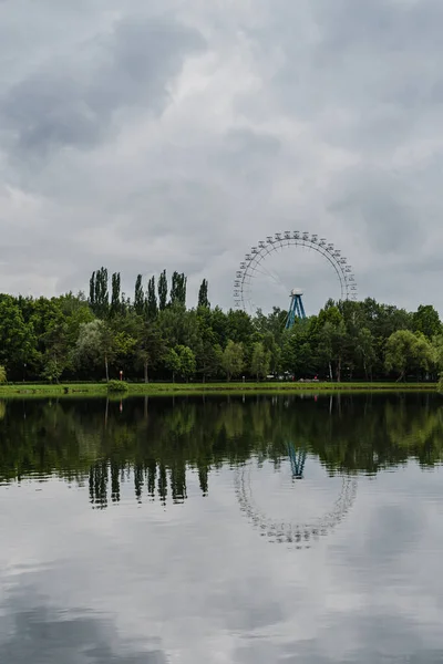Ferris Roue Dans Parc Izmaylovsky Par Une Journée Nuageuse Été — Photo
