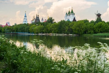 Moskova 'daki Izmailovsky Kremlin' in göletten görünüşü