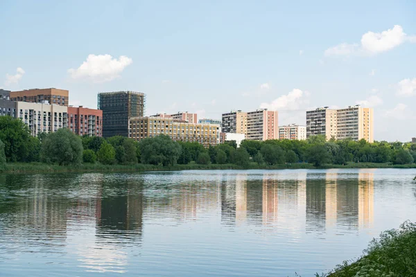 Höghus Uppförande Sjön — Stockfoto