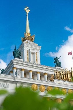 Yazın Moskova 'daki VDNH parkının ana binası