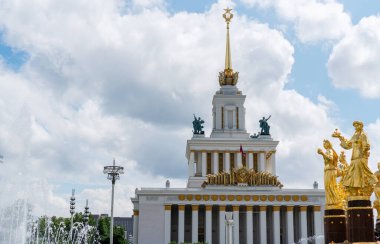 VDNKh 'nin ana binası 2020 yazında Moskova