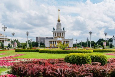 VDNKh 'nin ana binası 2020 yazında Moskova