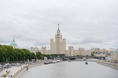 Yazın Kotelnicheskaya seti üzerinde Moskva-Moskova 2020 manzaralı bir bina