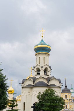 Sergiev Posad 'daki Trinity-Sergius Lavra Bulutlu bir günde yazın