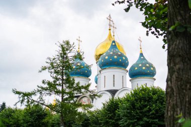 Sergiev Posad 'daki Trinity-Sergius Lavra Bulutlu bir günde yazın