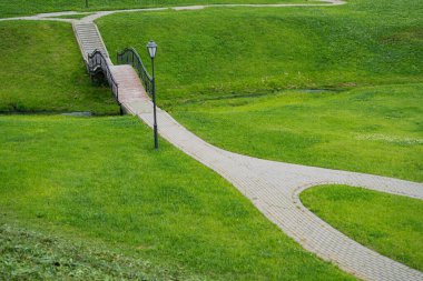 Küçük bir derenin üzerindeki ahşap köprü.