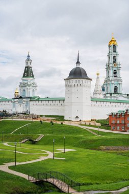 Sergiev Posad 'daki Trinity-Sergius Lavra Bulutlu bir günde yazın
