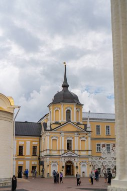Sergiev Posad 'daki Trinity-Sergius Lavra Bulutlu bir günde yazın