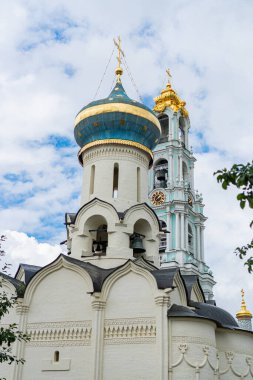 Sergiev Posad 'daki Trinity-Sergius Lavra Bulutlu bir günde yazın