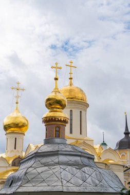 Sergiev Posad 'daki Trinity-Sergius Lavra Bulutlu bir günde yazın