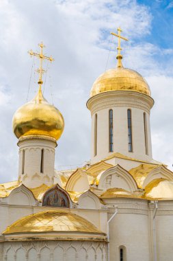 Sergiev Posad 'daki Trinity-Sergius Lavra Bulutlu bir günde yazın