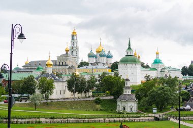 Sergiev Posad 'daki Trinity-Sergius Lavra Bulutlu bir günde yazın