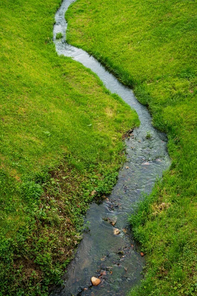 Fluxo Flui Entre Colinas Verdes — Fotografia de Stock