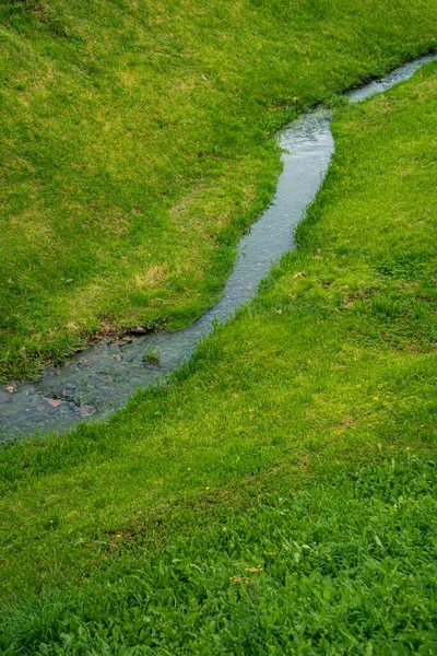 Fluxo Flui Entre Colinas Verdes — Fotografia de Stock