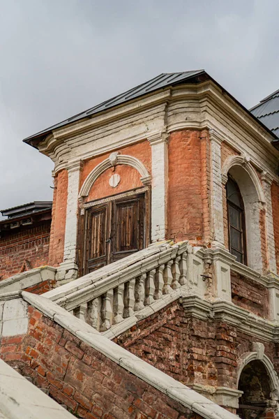 Oud Gebouw Gemaakt Van Rode Bakstenen — Stockfoto