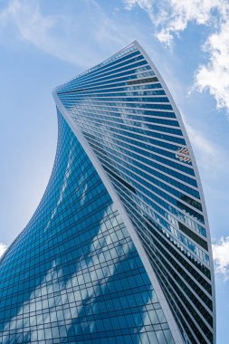 Yazın bulutlu bir günde Moskova 'da gökdelenler inşa edilir