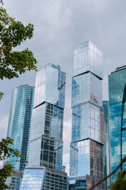 Yazın Moskova şehrinin gökdelenlerinin manzarası