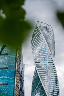 Yazın Moskova 'daki gökdelenler ağaç dallarıyla çevrili.