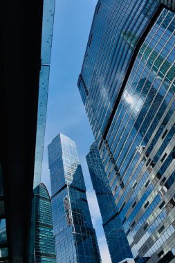 Yazın Moskova şehrinin gökdelenlerinin manzarası