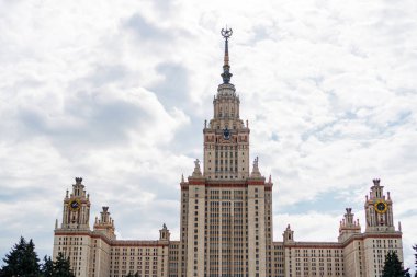 Moskova Devlet Üniversitesi 'nin ana binası Lomonosov' un adını yazın Moskova 'da verdiği binadan almıştır.