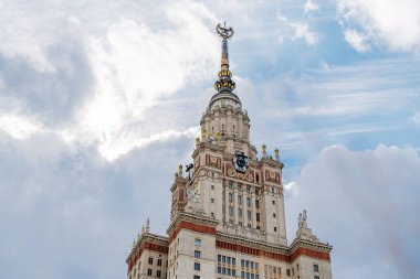 Moskova Devlet Üniversitesi 'nin ana binası Lomonosov' un adını yazın Moskova 'da verdiği binadan almıştır.