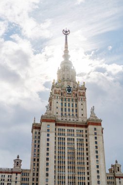 Moskova Devlet Üniversitesi 'nin ana binası Lomonosov' un adını yazın Moskova 'da verdiği binadan almıştır.