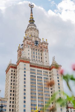 Moskova Devlet Üniversitesi 'nin ana binası Lomonosov' un adını yazın Moskova 'da verdiği binadan almıştır.