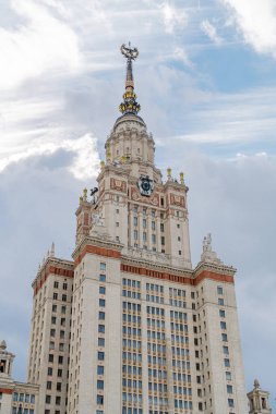 Moskova Devlet Üniversitesi 'nin ana binası Lomonosov' un adını yazın Moskova 'da verdiği binadan almıştır.