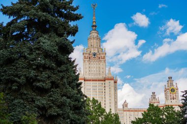 Moskova Devlet Üniversitesi 'nin ana binası Lomonosov' un adını yazın Moskova 'da verdiği binadan almıştır.