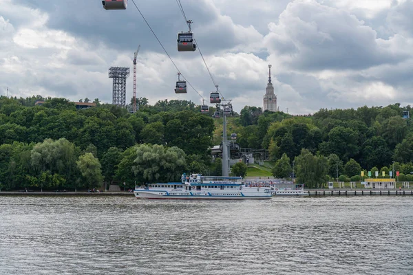 2020 yazında Moskova 'da Vorobyovy Gory' de teleferik.