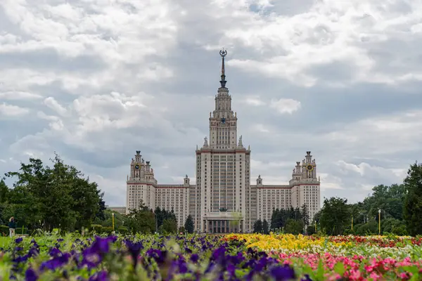 Главное Здание Мгу Ломоносова Москве Летом — стоковое фото
