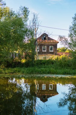 2020 yazında Pereslavl-Zalessky, Rusya 'daki eski ahşap evler