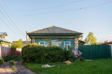 2020 yazında Pereslavl-Zalessky, Rusya 'daki eski ahşap evler