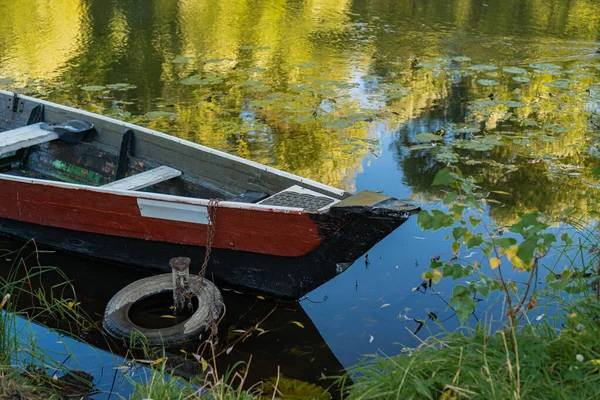 Drewniana Łódź Stoi Pobliżu Brzegu Rzeki Pereslavl Zalessky — Zdjęcie stockowe