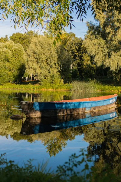 Barco Madeira Fica Perto Margem Rio Pereslavl Zalessky — Fotografia de Stock