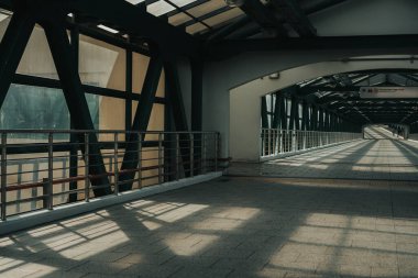 2020 sonbaharında Moskova 'da MCC Sokolinaya Gora yakınlarındaki köprü