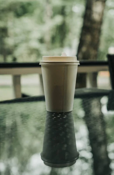 Een Papieren Beker Met Koffietafels Een Tafel Een Café — Stockfoto