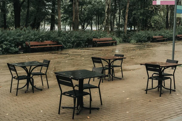 Пустые Столы Осеннем Парке — стоковое фото