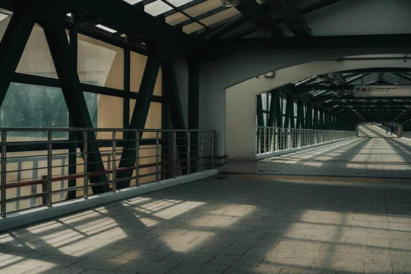 2020 sonbaharında Moskova 'da MCC Sokolinaya Gora yakınlarındaki köprü