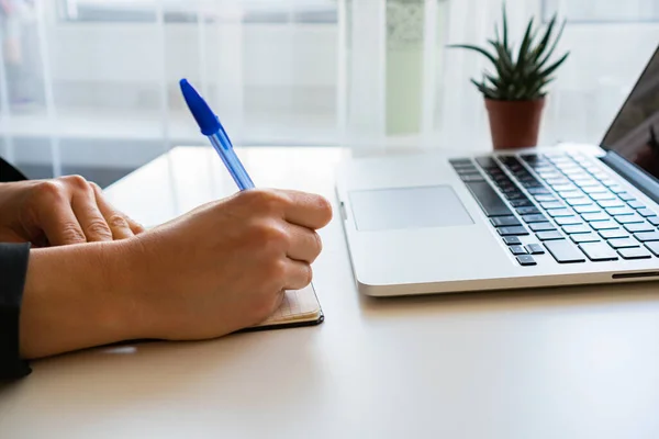 Hay Portátil Mesa Lado Una Chica Haciendo Notas Diario — Foto de Stock