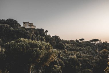 Dağın ortasında gün batımlı bir villa.