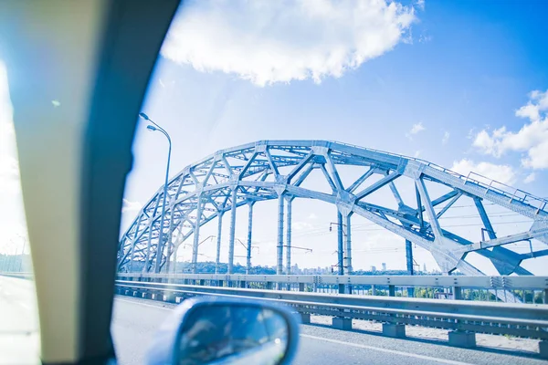 Demir Köprüdeki Arabanın Penceresinden Bak Konsept Endüstriyel Bir Şehir Stok Fotoğraf