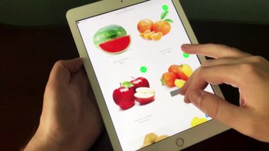 Bir online mağazadaki sulu güzel meyve seçimini bir tablet kullanarak kapat. Evde teslimatı olan bir internet mağazasından meyve almak..