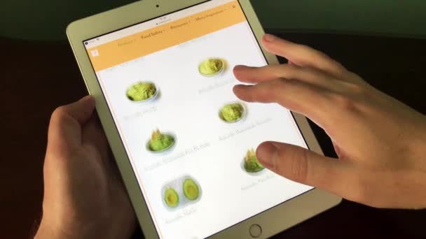 Formação de um pedido on-line para a compra de frutas e legumes em uma loja on-line usando um tablet. A escolha de legumes e frutas na loja online com entrega em domicílio . — Vídeo de Stock