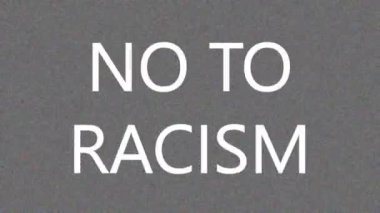 4 bin. Televizyondaki haberler için RACISM 'e HAYIR yazılı bir ekran koruyucusu. Irkçılığa karşı protesto.