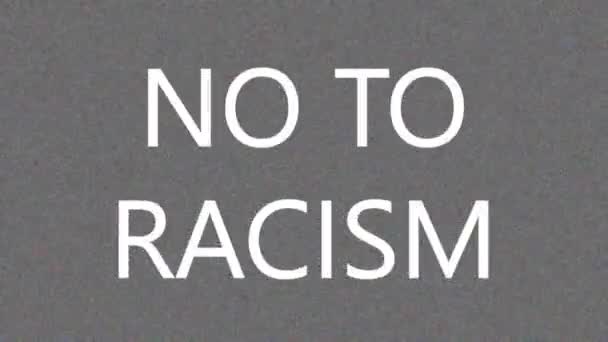 4K 。テレビのニュースのためのテキストNO TO RACISMでグリッチスクリーンセーバー。人種差別に対する抗議. — ストック動画