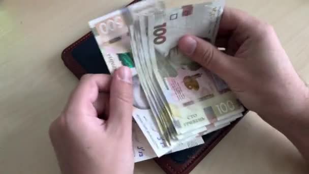 Sluiten van mannelijke handen tellen grote hoeveelheden geld met de hand in contanten. 4K. — Stockvideo