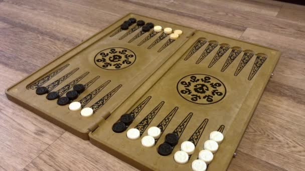 Detalj av en backgammon spel med två tärningar på nära håll. Manliga händer rullar två tärningar och flytta pjäser ombord. — Stockvideo