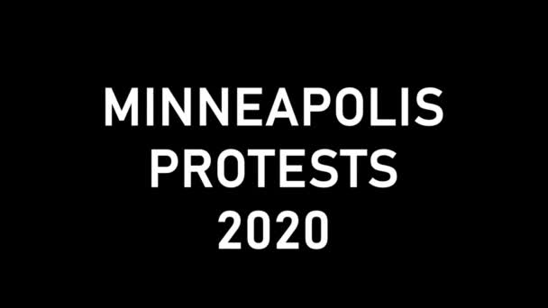 4K. Pop-up text screen saver with text MINNEAPOLIS PROTESTS 2020 για ειδήσεις στην τηλεόραση. Διαδηλώσεις κατά του ρατσισμού. Η έννοια του παγκόσμιου προβλήματος του ρατσισμού στον κόσμο. — Αρχείο Βίντεο
