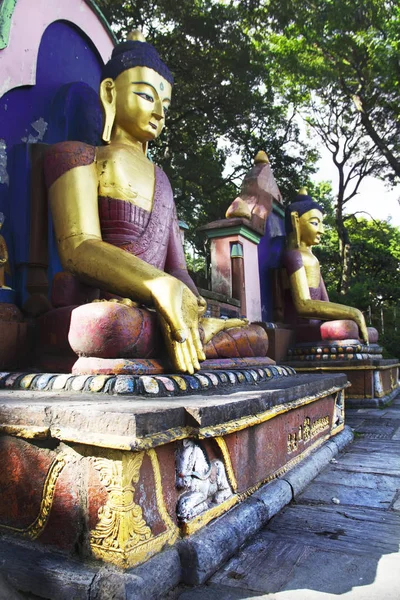 Buda heykelleri Swayambhunath tapınağın içinde. Katmandu, Nepal
